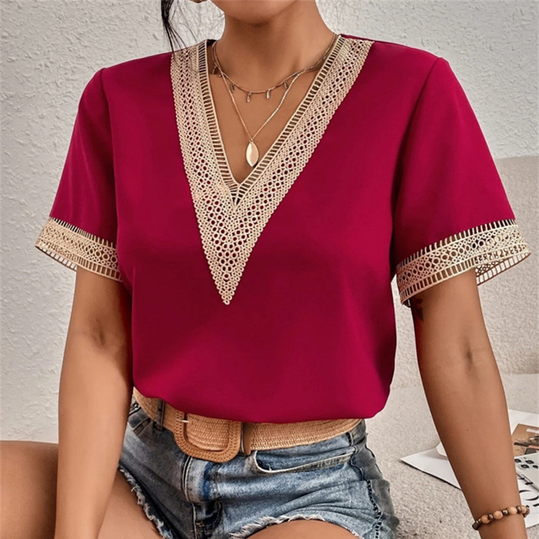Damenbluse in Bordeauxrot mit V-Ausschnitt und Spitzenbesatz, kombiniert mit Jeansshorts. Modetrend, Sommeroutfit, elegante Freizeitkleidung.