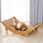 Katze auf Holz-Kratzbrett, modernes Design, Kratzmöbel für Katzen, Wohnzimmer, helles Holz.