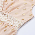 Elegantes, ärmelloses Kleid mit goldenen Punkten und Spitzenbesatz. Perfekt für festliche Anlässe. Hochwertige Damenmode, stilvoll und modern.