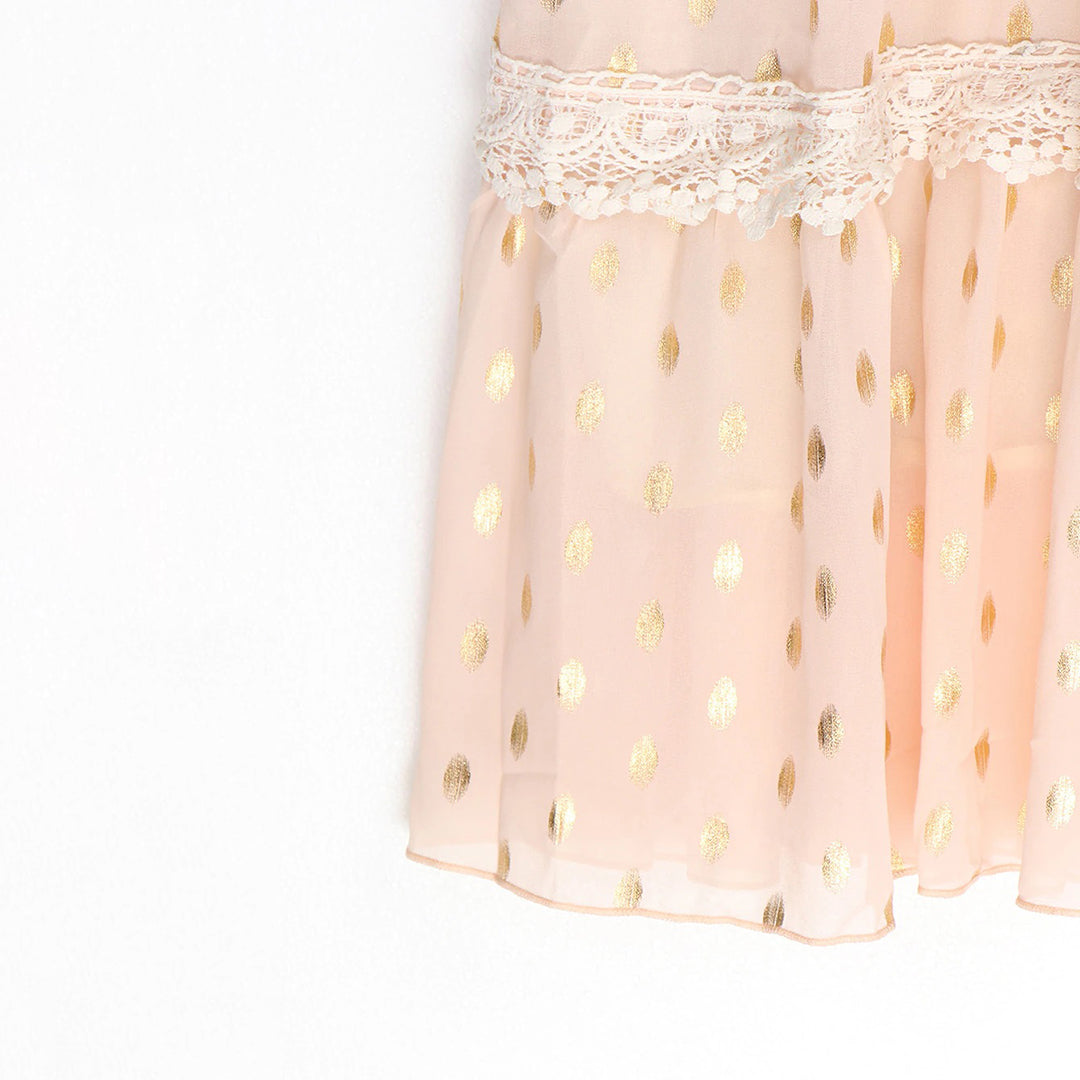 Rosa Chiffon-Kleid mit goldenen Punkten und Spitzenbesatz. Elegantes Design, ideal für festliche Anlässe. Hochwertige Damenmode.