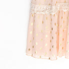 Rosa Chiffon-Kleid mit goldenen Punkten und Spitzenbesatz. Elegantes Design, ideal für festliche Anlässe. Hochwertige Damenmode.