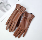Braune Lederhandschuhe mit eleganten Schnallen auf weißem Hintergrund. Hochwertige Damenhandschuhe, stilvoll und perfekt für den Winter.