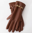 Damenhandschuhe aus braunem Leder mit goldener Kettendekoration, elegant und stilvoll, ideal für Herbst- und Wintermode. Hochwertige Accessoires.