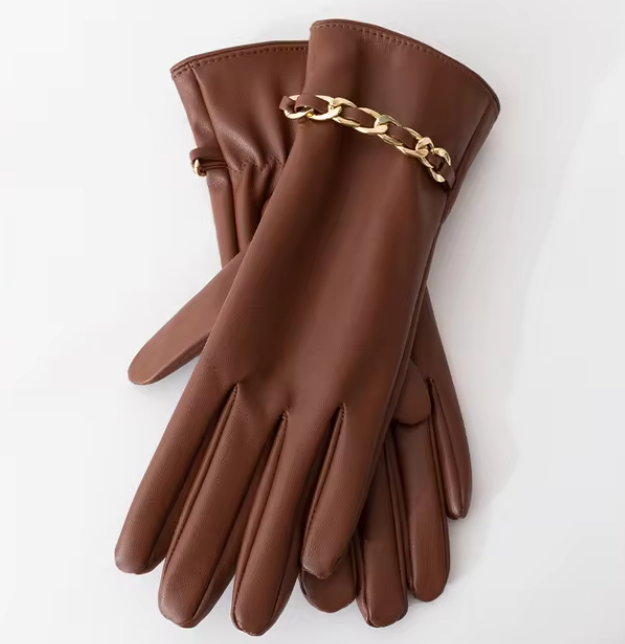 Damenhandschuhe aus braunem Leder mit goldener Kettendekoration, elegant und stilvoll, ideal für Herbst- und Wintermode. Hochwertige Accessoires.