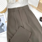 Elegante braune Hose aus hochwertigem Stoff, ideal für Business- und Freizeitoutfits. Perfekte Passform, modisch und vielseitig kombinierbar.