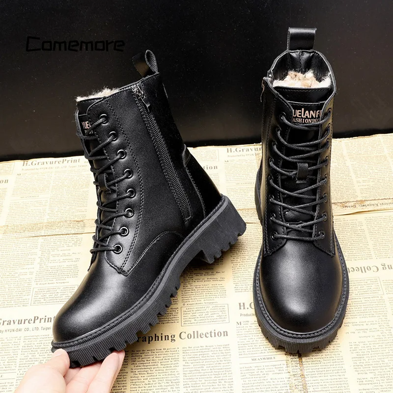 Schwarze Lederstiefel mit Plüschfutter, Reißverschluss und robuster Sohle. Modischer britischer Stil, ideal für den Winter.