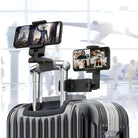 Smartphone-Halterung auf silbernem Koffer, ideal für Reisen, robustes Design, verstellbar.