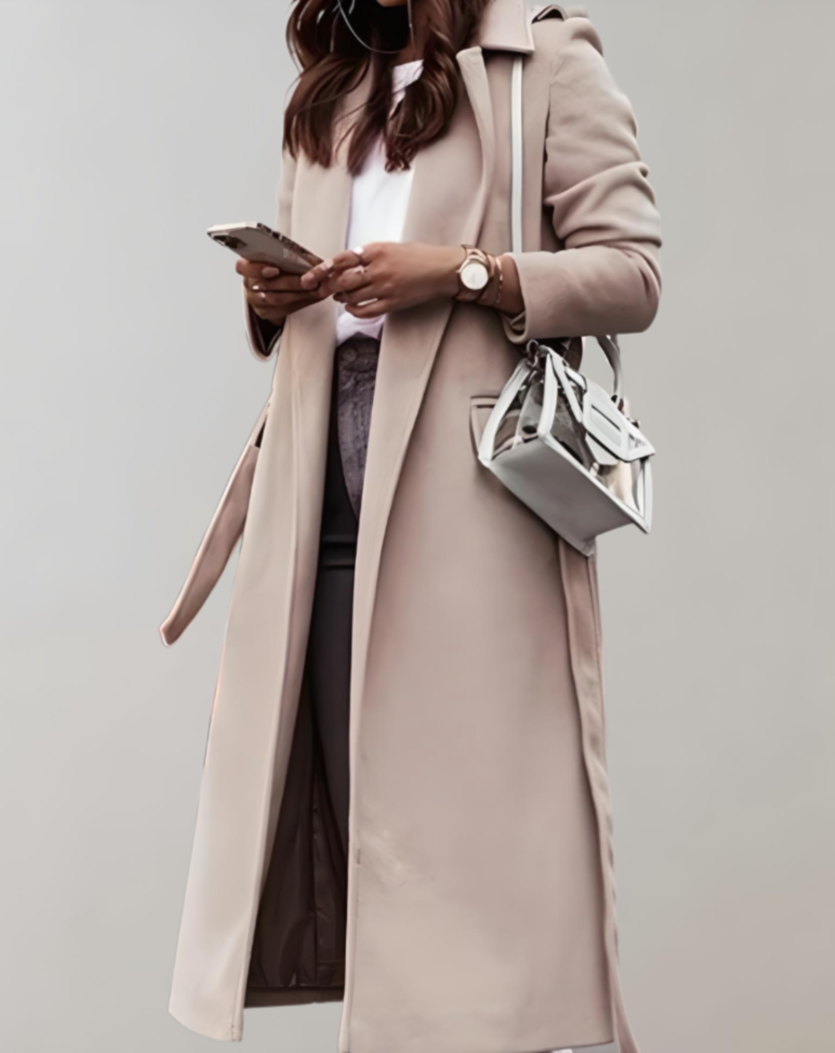 Eleganter Damenmantel in Beige, kombiniert mit weißem Oberteil und modischer Handtasche. Perfekt für stilvolle Herbst- und Winteroutfits.