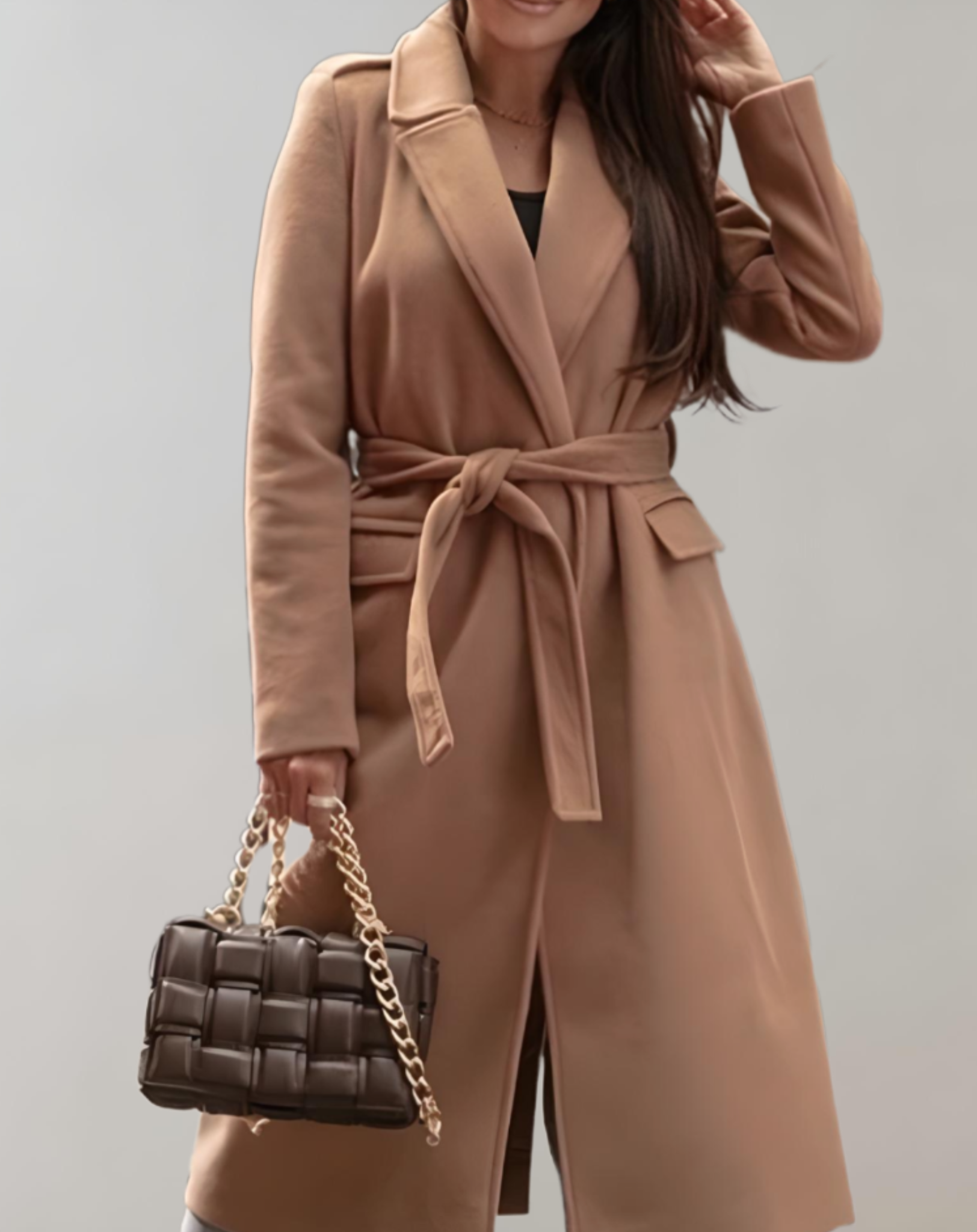 Damenmantel in Kamelhaarfarbe mit Gürtel, kombiniert mit einer eleganten, geflochtenen Handtasche aus Leder mit goldener Kette. Perfekt für Herbstmode.
