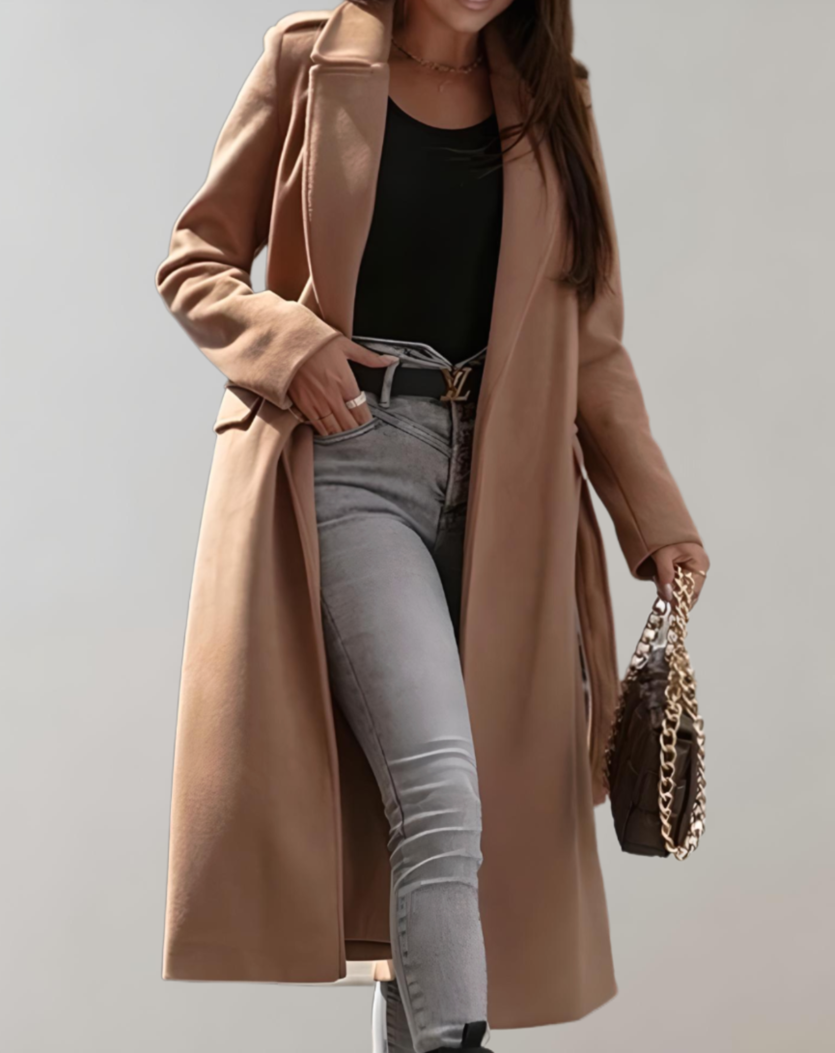 Eleganter Damen-Trenchcoat in Beige, kombiniert mit schwarzem Top und grauer Jeans. Perfekt für stilvolle Herbstmode. Trendige Modeaccessoires.