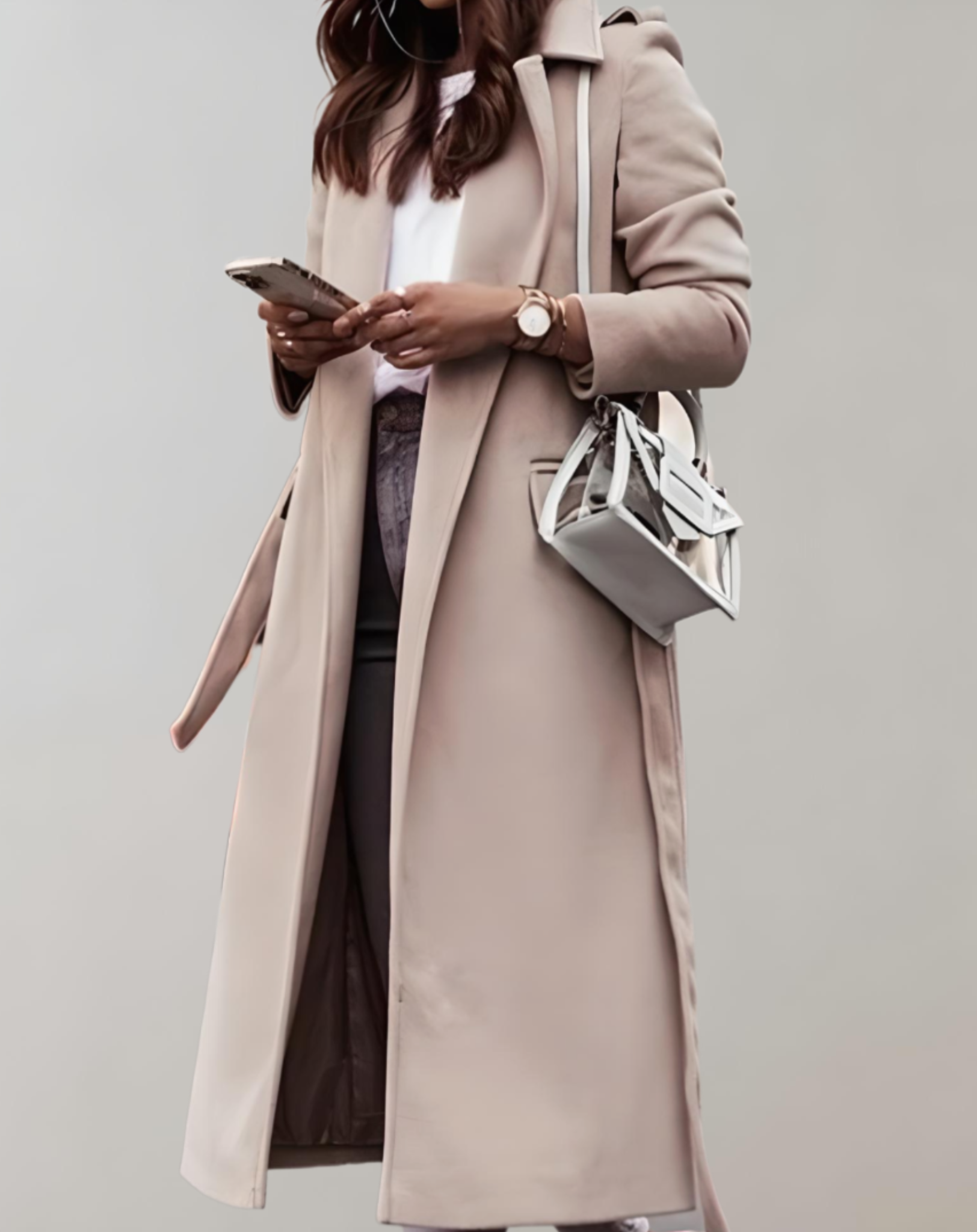 Eleganter Damen-Wollmantel in Beige, kombiniert mit modischer Handtasche und Smartphone. Perfekt für stilvolle Herbst- und Winteroutfits.