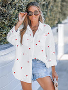 Damenhemd mit Herzstickerei, Baumwolle, lässig, langärmelig, Frühling 2023. Perfekt für Freizeitoutfits. Trendige Mode für Frauen.