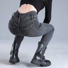 Damenjeans in Dunkelgrau, figurbetont und elastisch, kombiniert mit schwarzen Stiefeln. Perfekt für modische, bequeme Alltagslooks.