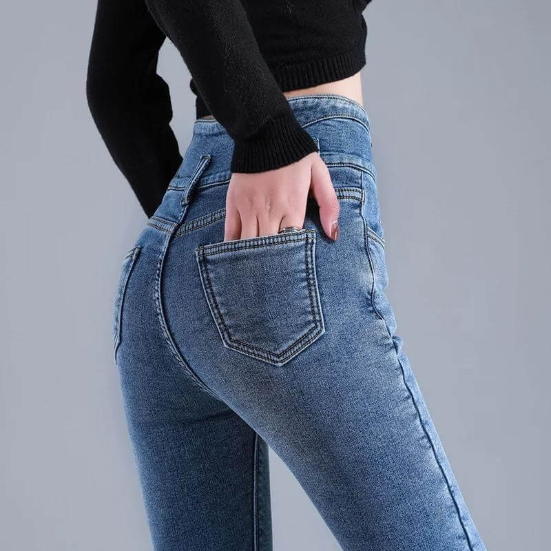 Damenjeans in Blau, figurbetont und elastisch, mit hoher Taille. Perfekt für modische Outfits. Bequeme Passform, ideal für den Alltag.