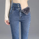 Damenjeans mit hoher Taille, Knopfleiste und weichem Futter. Perfekt für Herbstmode, bequem und stilvoll. Ideal für kühle Tage.