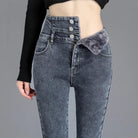 Damenjeans mit hoher Taille, asymmetrischem Knopfverschluss und grauem Denim. Modische, bequeme Passform für trendige Outfits.