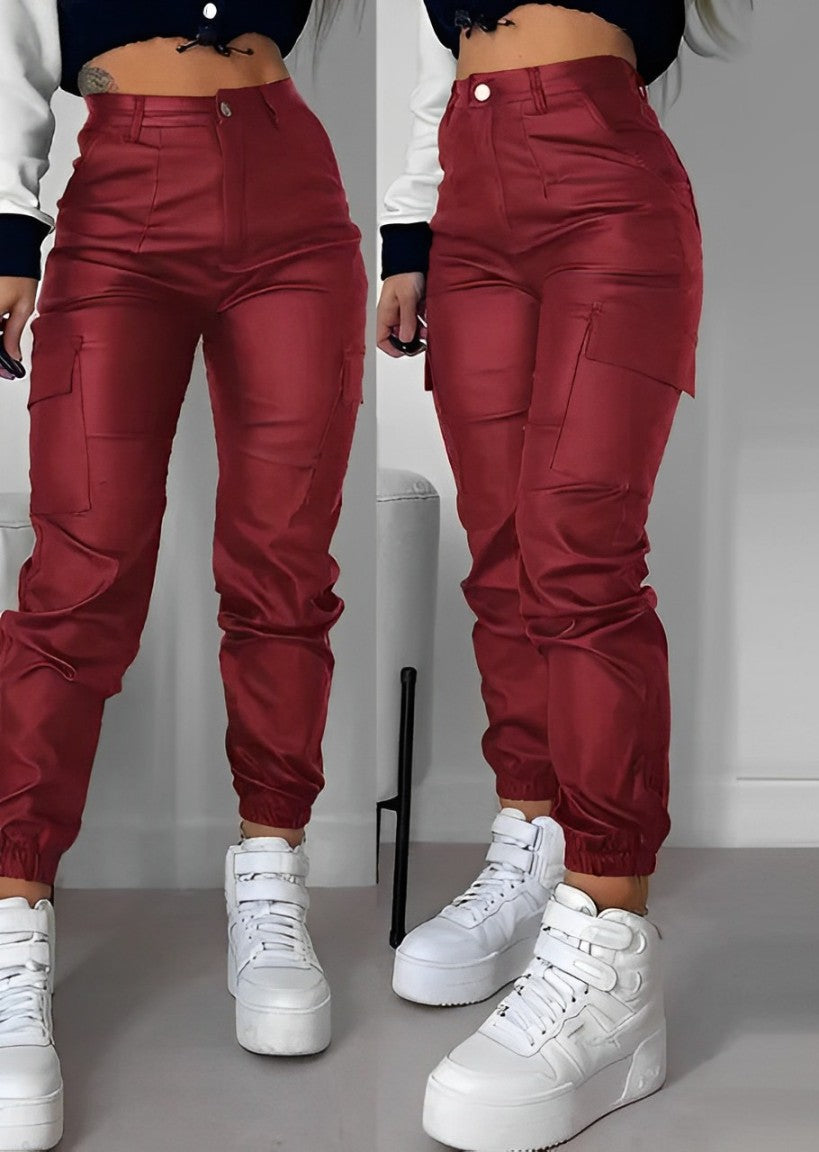 Damen lange Cargo-Hose aus PU-Leder, rot, mit Taschen-Design und Bündchen. Perfekt für Herbst/Winter Streetwear-Trends.