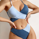 Frau in blau-weißem, geripptem Bikini-Set, modisch, Sommermode, Strandbekleidung.