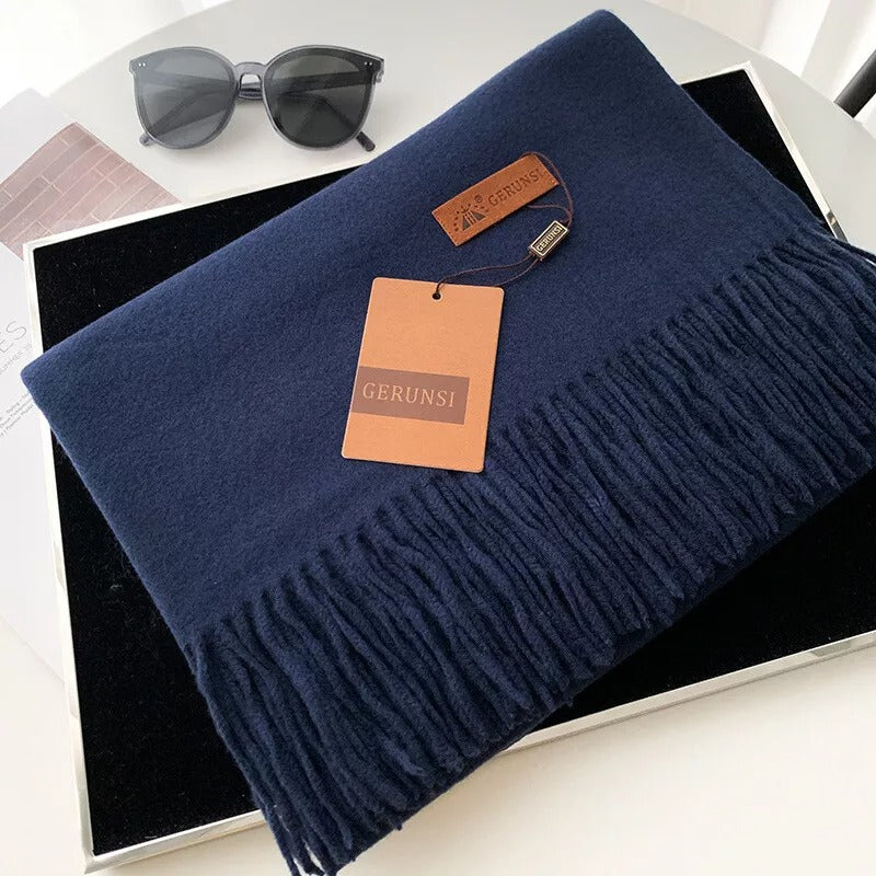 Eleganter dunkelblauer Schal mit Fransen und Etikett von Gerunsi, ideal für stilvolle Herbst- und Wintermode. Perfekt als modisches Accessoire.