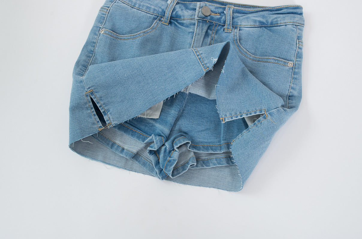 Blaue Jeans-Shorts mit ausgefranstem Saum, modisch und lässig. Perfekt für Sommeroutfits und Freizeitkleidung. Hochwertiger Denim-Stoff.