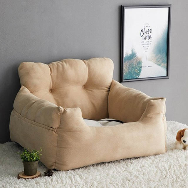 Beiger Hundesitz aus weichem Stoff, ideal für Autos. Komfortabler Haustiersitz, stilvolles Design, perfekt für Reisen mit Hunden.