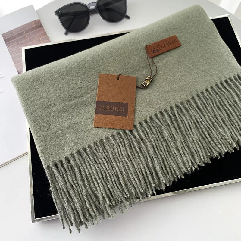Gerunsi Schal aus weicher Wolle in Grau mit Fransen, stilvoll und warm. Perfekt für Herbst und Winter. Hochwertige Accessoires für Damen.