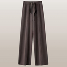 Dunkelbraune, weite Hose mit Bindegürtel aus hochwertigem Stoff. Perfekt für stilvolle, bequeme Outfits. Ideal für Modebewusste.