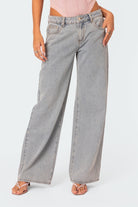 Damen-Jeans mit weitem Bein, hellblauem Denim, hoher Taille und lässigem Schnitt. Perfekt für trendige Streetwear-Looks und bequeme Outfits.