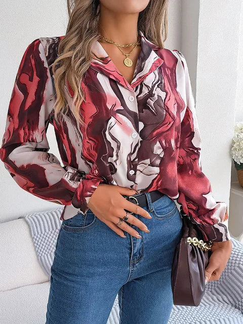 Elegantes Damenhemd mit Batikmuster, Herbstmode, langärmlig, rot, Puffärmel, lässig, ideal für stilvolle Freizeitoutfits.