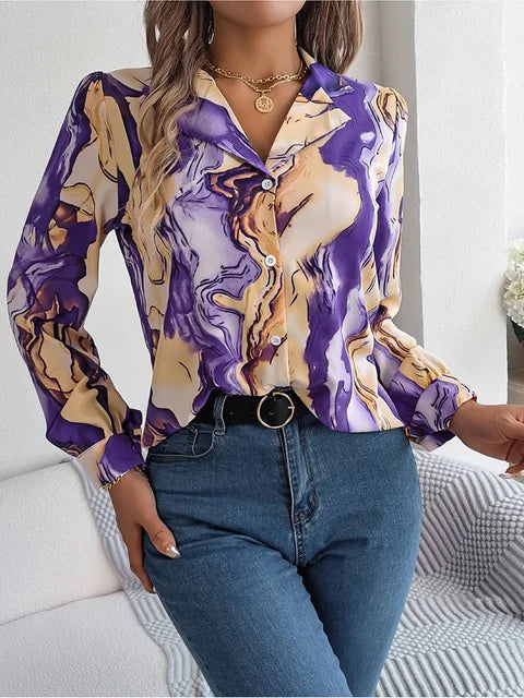 Elegantes Damenhemd mit Batikmuster, Herbstmode, langärmlig, lila-gelb, modische Bluse, ideal für Freizeit und Büro, trendige Damenbekleidung.