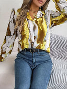 Elegante Damenbluse mit abstraktem Gelb-Weiß-Muster, langen Puffärmeln und Knopfleiste. Perfekt für Herbstmode und lässige Outfits.