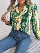 Elegantes Damenhemd mit Batikmuster, Herbst, Puffärmel, grün-gelb, modisch, lässig, ideal für trendige Outfits und stilvolle Looks.