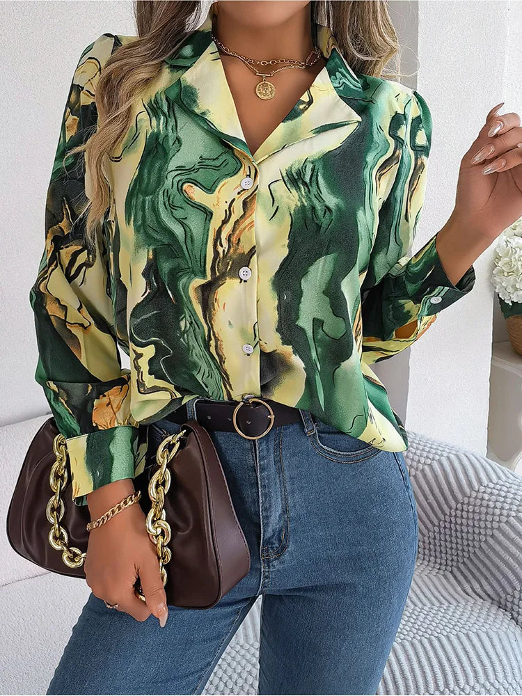 Elegante Damenbluse mit grünem Batikmuster, langen Puffärmeln und Knopfleiste. Perfekt für Herbstmode und lässige Anlässe.