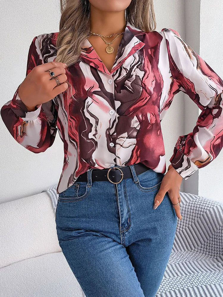 Elegantes Damen-Tie-Dye-Hemd mit Puffärmeln, rot-weiß, ideal für Herbstmode. Perfekt für lässige Anlässe und stilvolle Outfits.