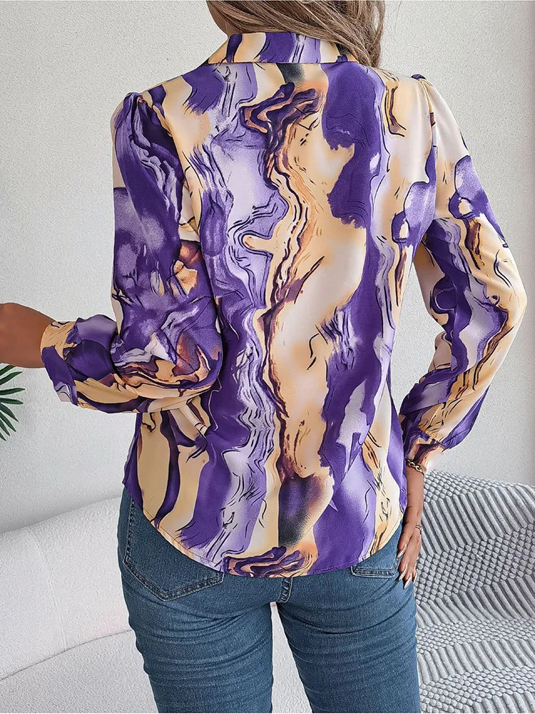 Elegantes Damen-Tie-Dye-Shirt mit langen Puffärmeln in Lila und Beige. Perfekt für den Herbst, modisch und lässig. Ideal für trendige Outfits.