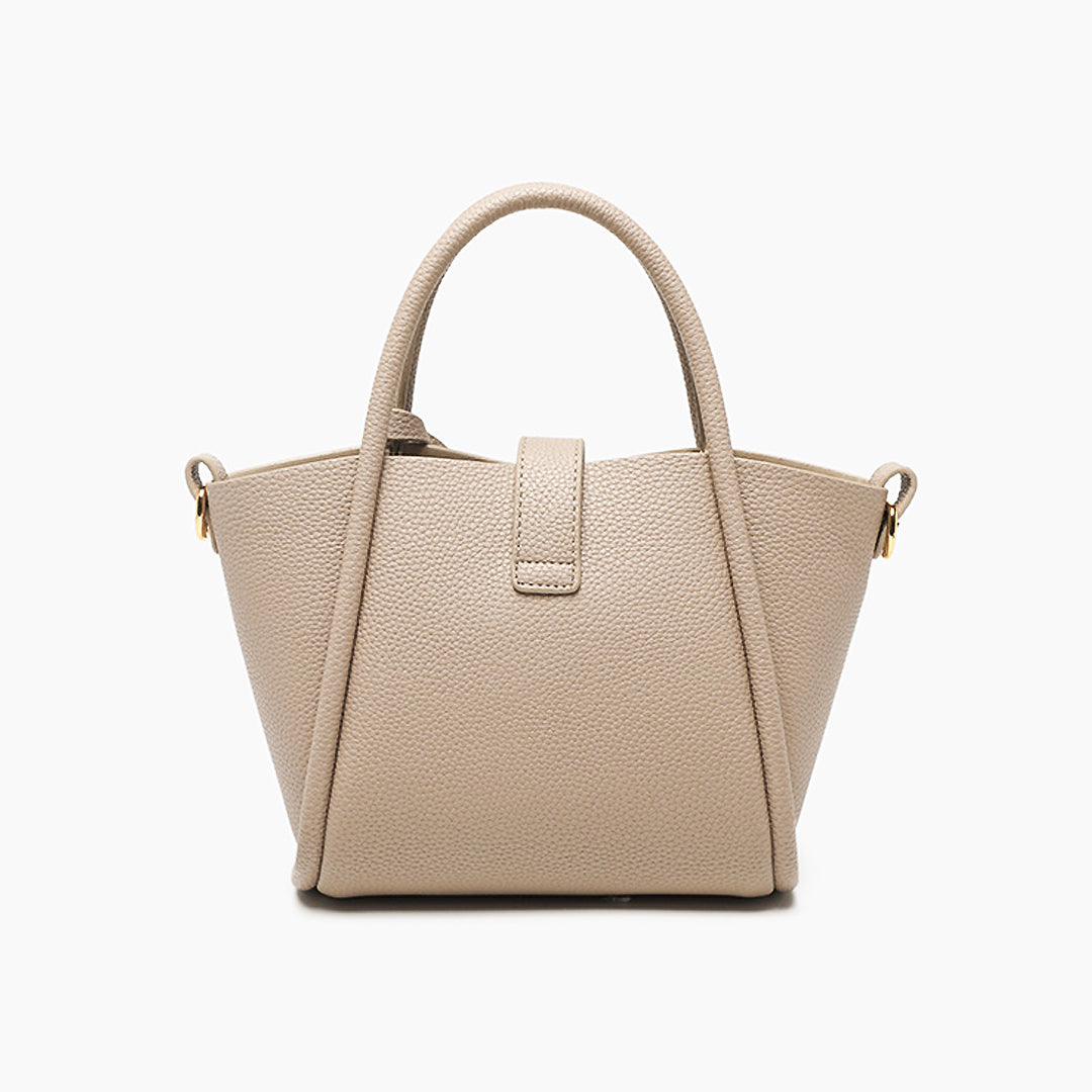 Elegante beige Handtasche aus Leder mit goldenen Details, ideal für Damenmode. Perfekt für stilvolle Alltagslooks und besondere Anlässe.