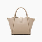 Elegante beige Handtasche aus Leder mit goldenen Details, ideal für Damenmode. Perfekt für stilvolle Alltagslooks und besondere Anlässe.