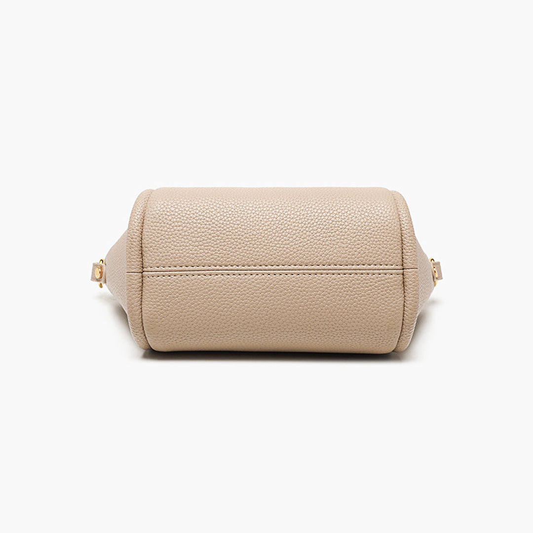 Beige Lederhandtasche, zylindrische Form, elegante Damenmode, hochwertige Verarbeitung, stilvolles Accessoire, ideal für Alltag und Abend.