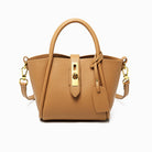 Luxuriöse, beige Lederhandtasche mit goldenen Beschlägen und abnehmbarem Schulterriemen. Perfekt für stilvolle Damenmode und Accessoires.