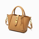 Luxuriöse, beige Lederhandtasche mit goldenen Beschlägen und abnehmbarem Schulterriemen. Perfekt für stilvolle Damenmode und Accessoires.