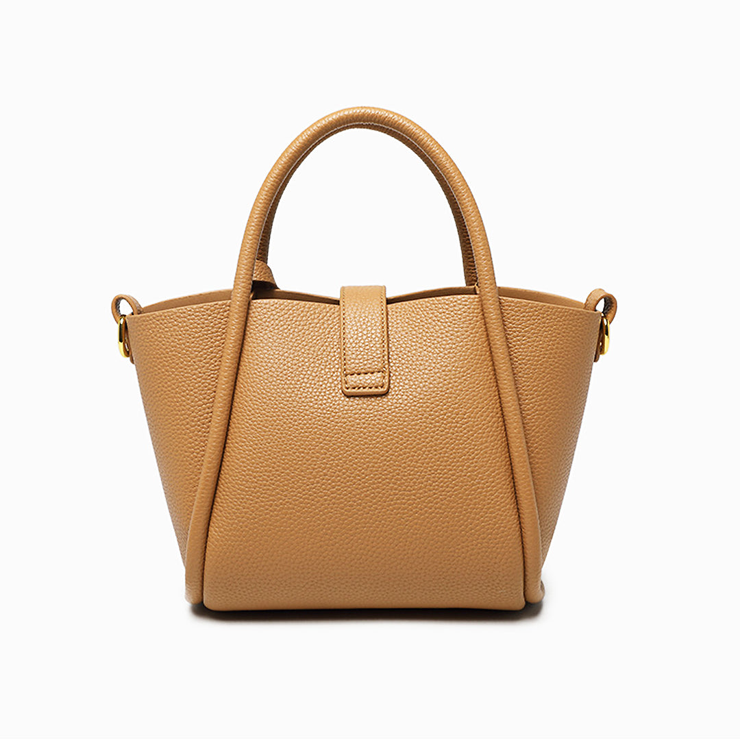 Elegante, beige Handtasche aus Leder mit strukturiertem Design und goldenen Details. Perfekt für stilvolle Damenmode und Alltagsgebrauch.