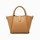 Elegante, beige Handtasche aus Leder mit strukturiertem Design und goldenen Details. Perfekt für stilvolle Damenmode und Alltagsgebrauch.