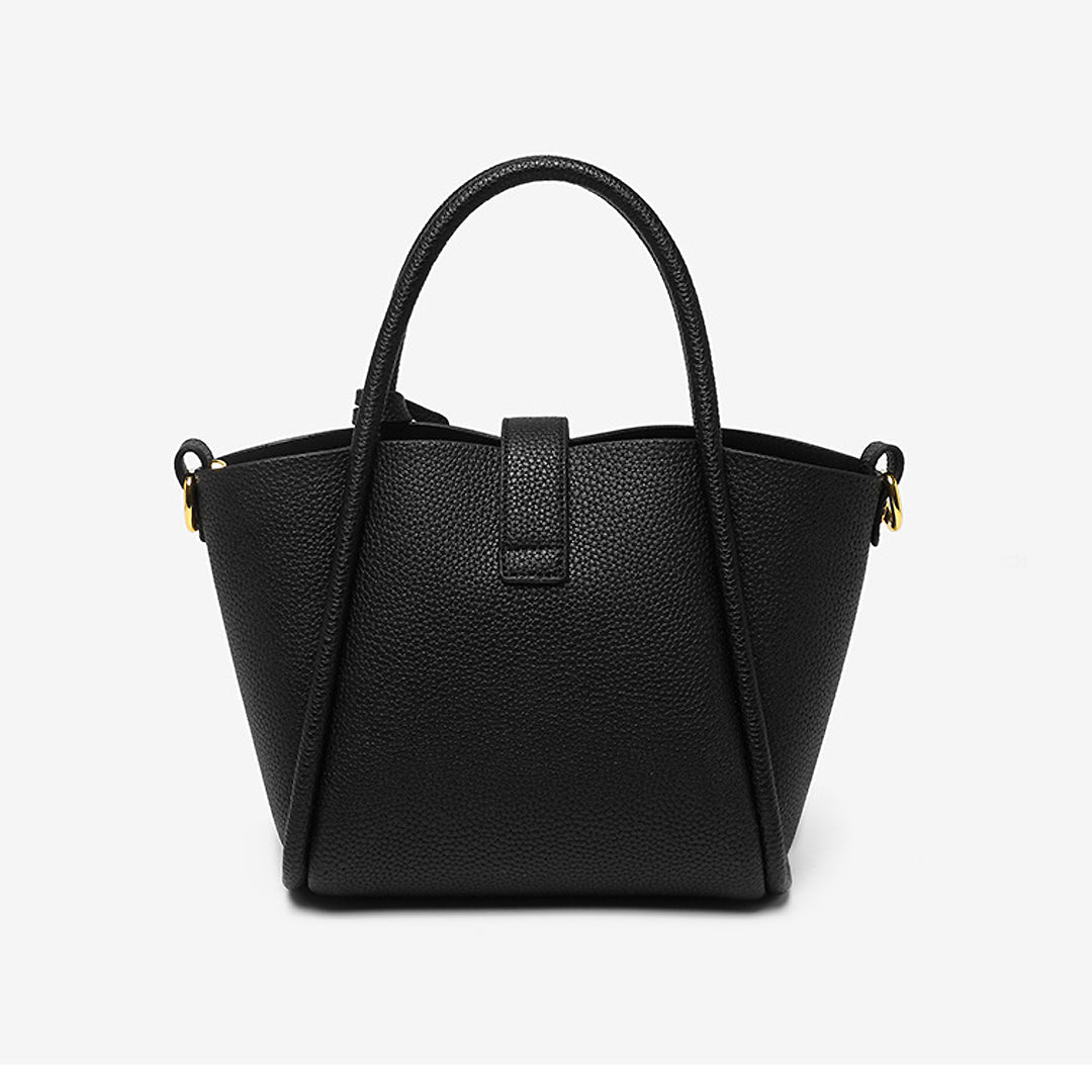 Elegante schwarze Handtasche aus Leder mit goldenen Details, ideal für Damenmode. Perfekt für stilvolle Auftritte und vielseitige Outfits.
