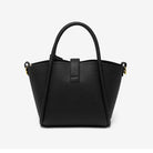 Elegante schwarze Handtasche aus Leder mit goldenen Details, ideal für Damenmode. Perfekt für stilvolle Auftritte und vielseitige Outfits.