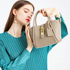 Damenhandtasche aus beigem Leder mit goldenen Details, elegant und modern. Perfekt für stilvolle Outfits. Hochwertige Modeaccessoires.