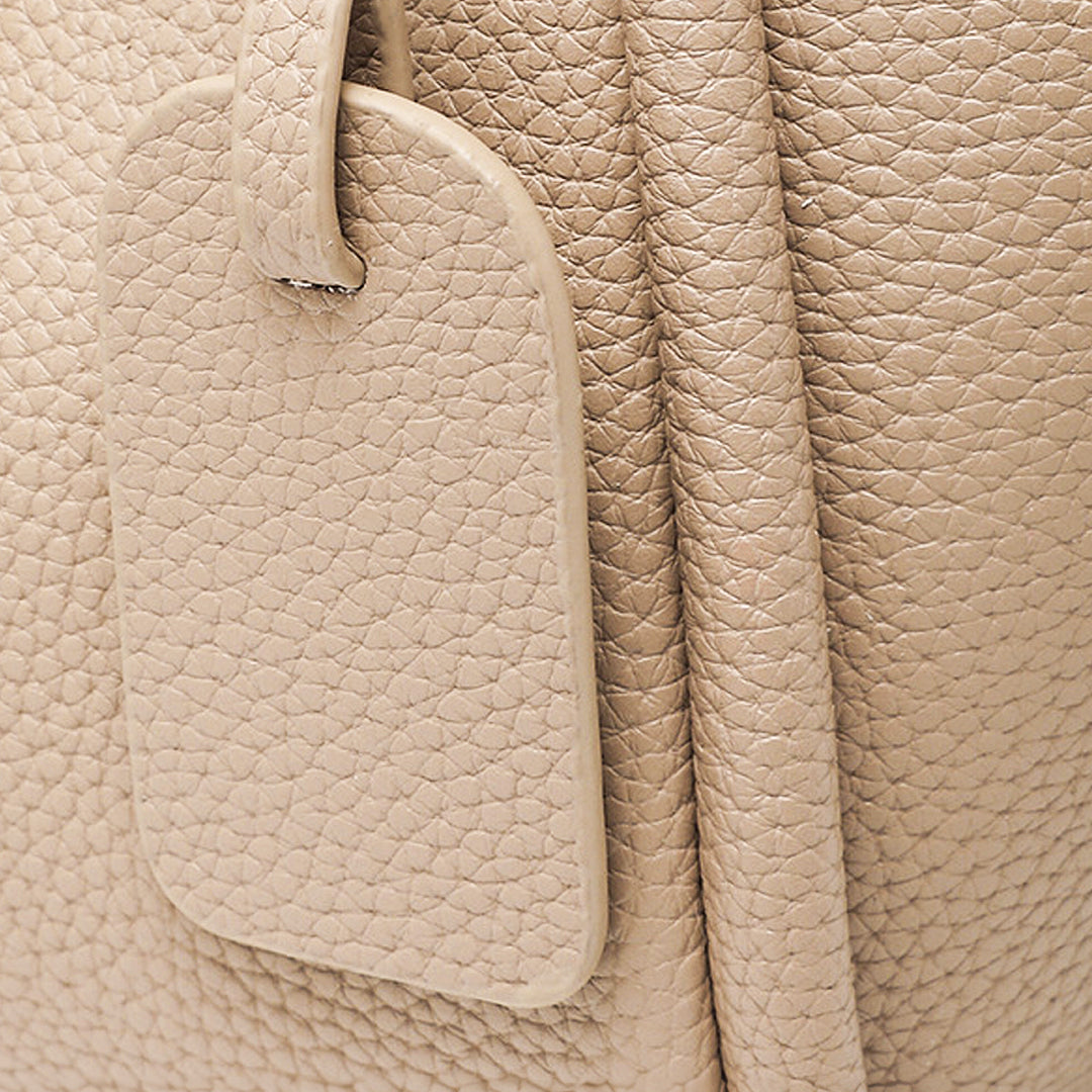 Beige Ledertasche mit strukturierter Oberfläche, elegantes Design, hochwertige Verarbeitung, ideal für stilvolle Mode und Accessoires.