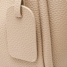 Beige Ledertasche mit strukturierter Oberfläche, elegantes Design, hochwertige Verarbeitung, ideal für stilvolle Mode und Accessoires.