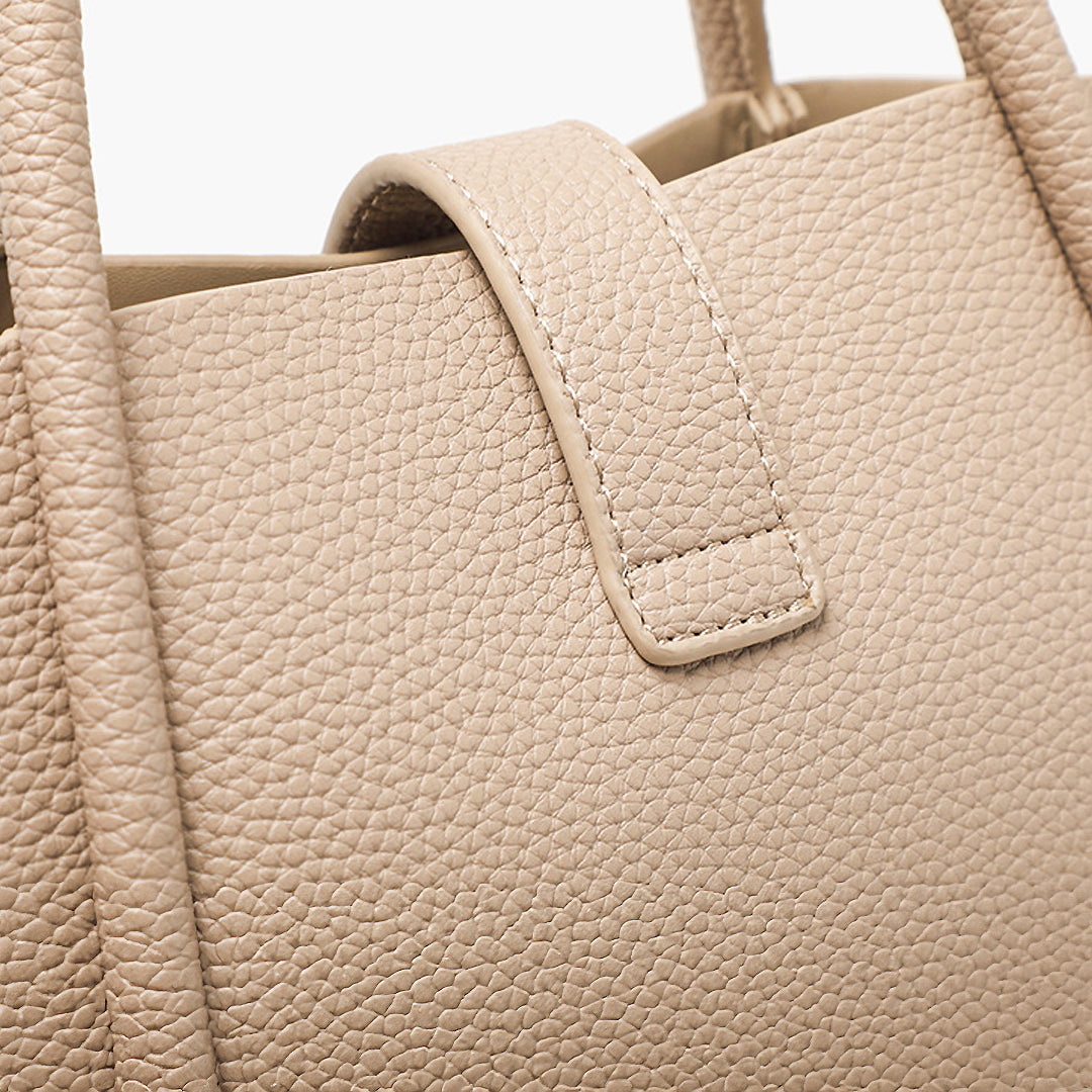 Beige Lederhandtasche mit strukturierter Oberfläche, elegantes Design, ideal für Damenmode. Perfekt für stilvolle Alltags- und Abendlooks.
