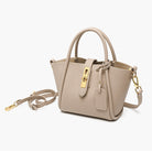 Elegante beige Handtasche aus Leder mit goldenen Beschlägen und abnehmbarem Schulterriemen. Perfekt für stilvolle Damenmode und Accessoires.