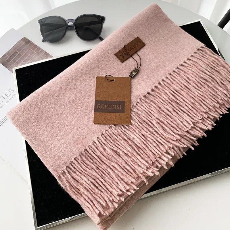 Eleganter rosa Schal mit Fransen von GERUNSI, ideal für Damenmode. Perfekt als Accessoire für Herbst und Winter. Hochwertige Verarbeitung.
